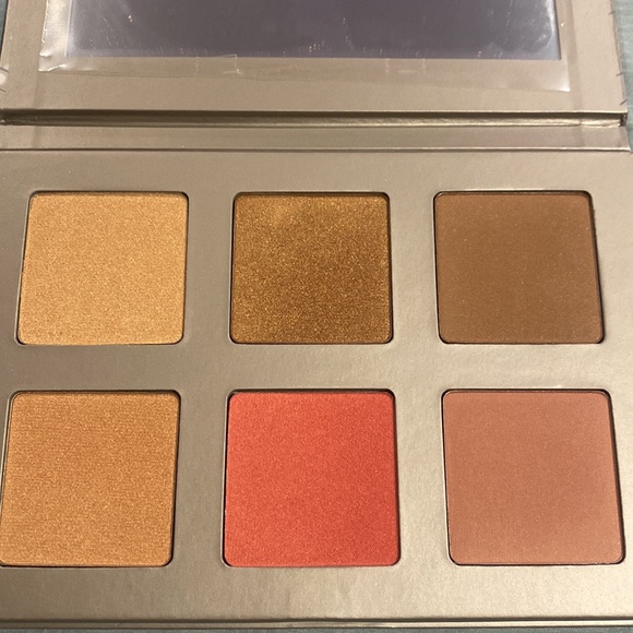 💋NEW💋 Iconic London Blaze Chaser Face Palette - Picture 1 of 5